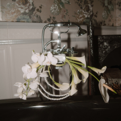 Modern gyöngyös menyasszonyi virágdísz