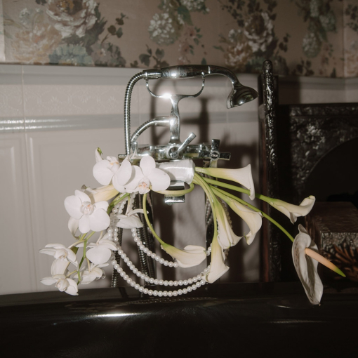 Modern gyöngyös menyasszonyi virágdísz