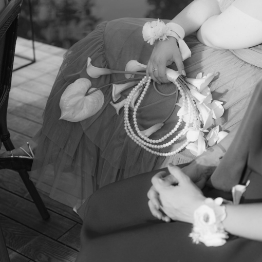 Modern gyöngyös menyasszonyi virágdísz