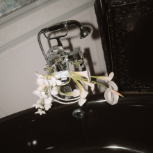 Modern gyöngyös menyasszonyi virágdísz