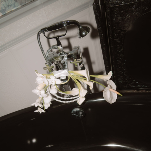 Modern gyöngyös menyasszonyi virágdísz