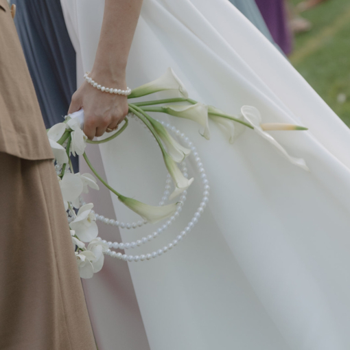 Modern gyöngyös menyasszonyi virágdísz