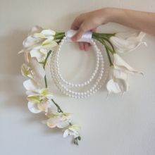 Modern gyöngyös menyasszonyi virágdísz