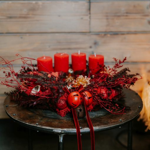 Red Witch Hut Adventi koszorú