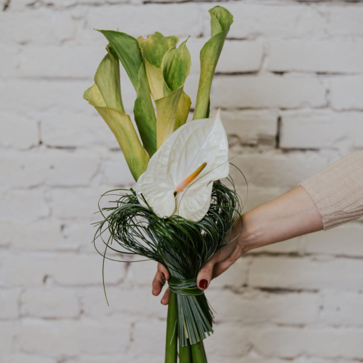 Modern Kála csokor Anthuriummal