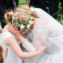 Hajdísz: koszorú élő virágból