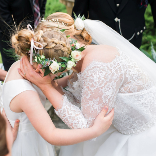 Hajdísz: koszorú élő virágból