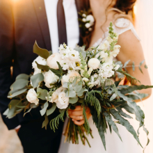 Greenery csokor krémszínű virágokkal