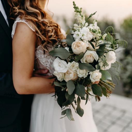 Greenery csokor krémszínű virágokkal