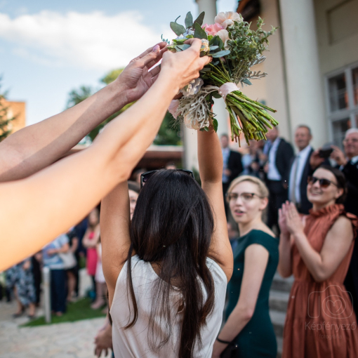 Dobó csokor élő virágból